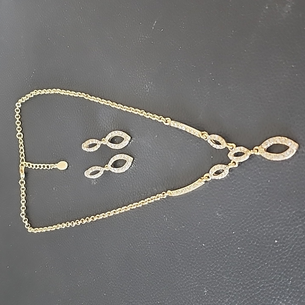 Necklace and earrings in gold with rhinestones